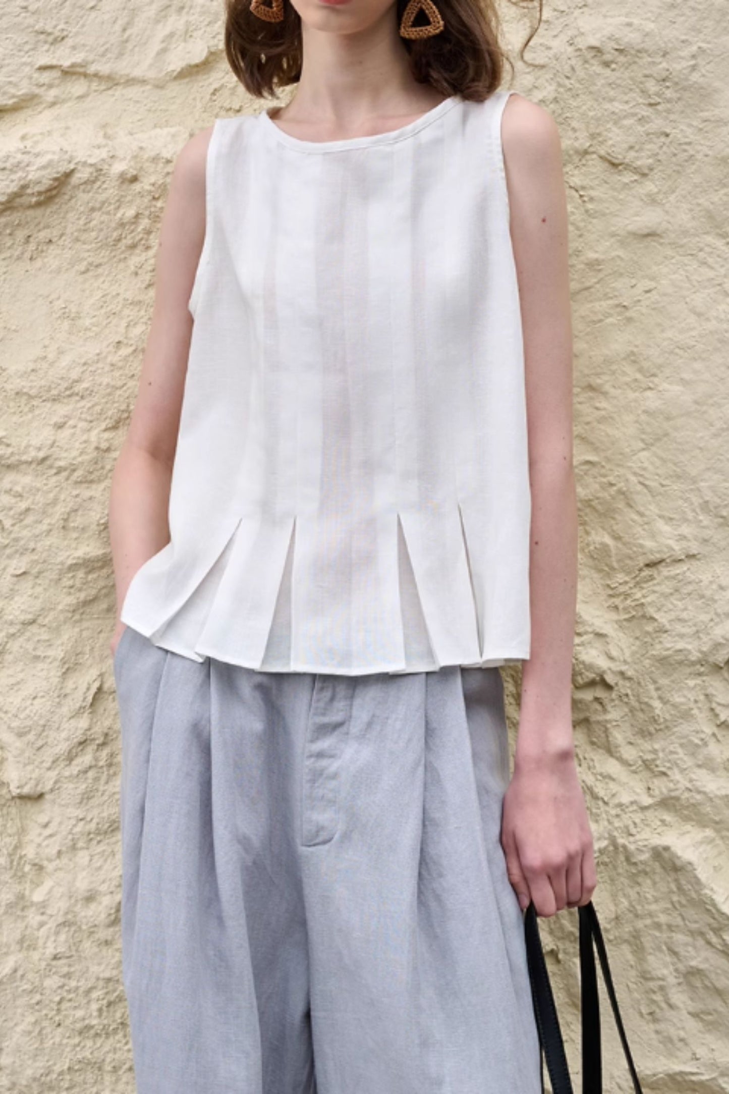 Loose fitting sleeveless summer linen blouse C5045
