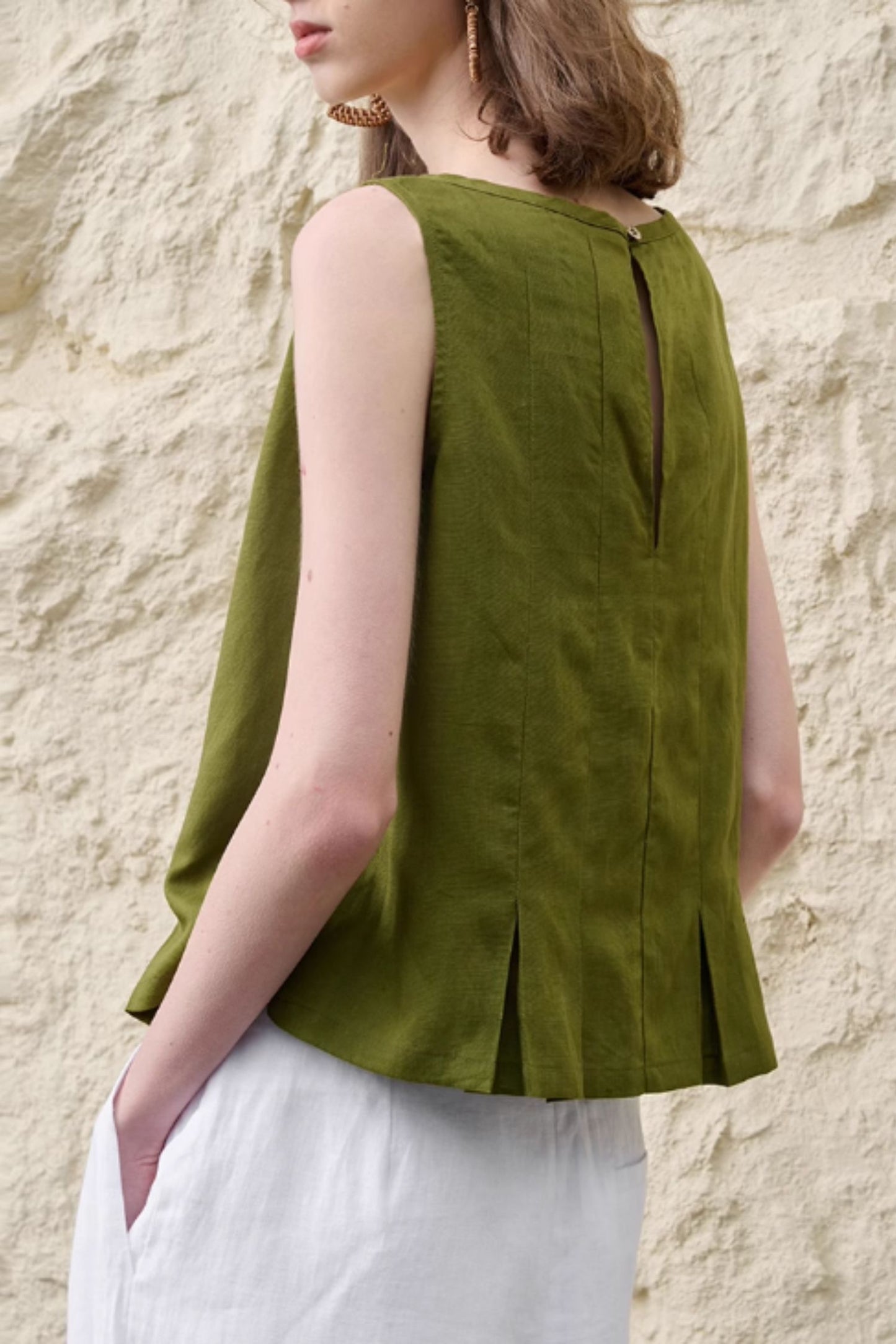 Loose fitting sleeveless summer linen blouse C5045