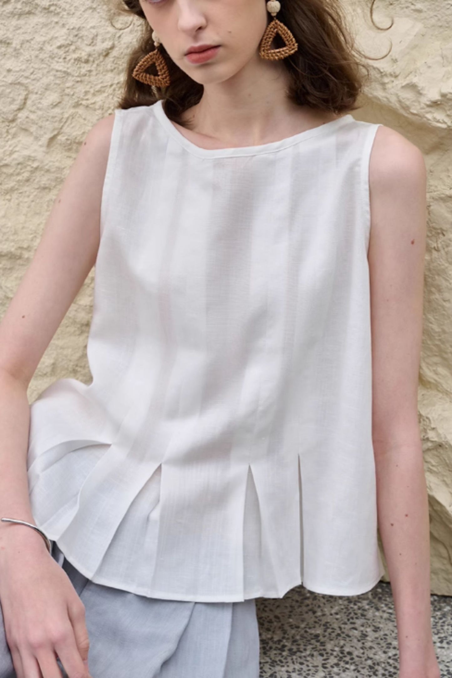 Loose fitting sleeveless summer linen blouse C5045