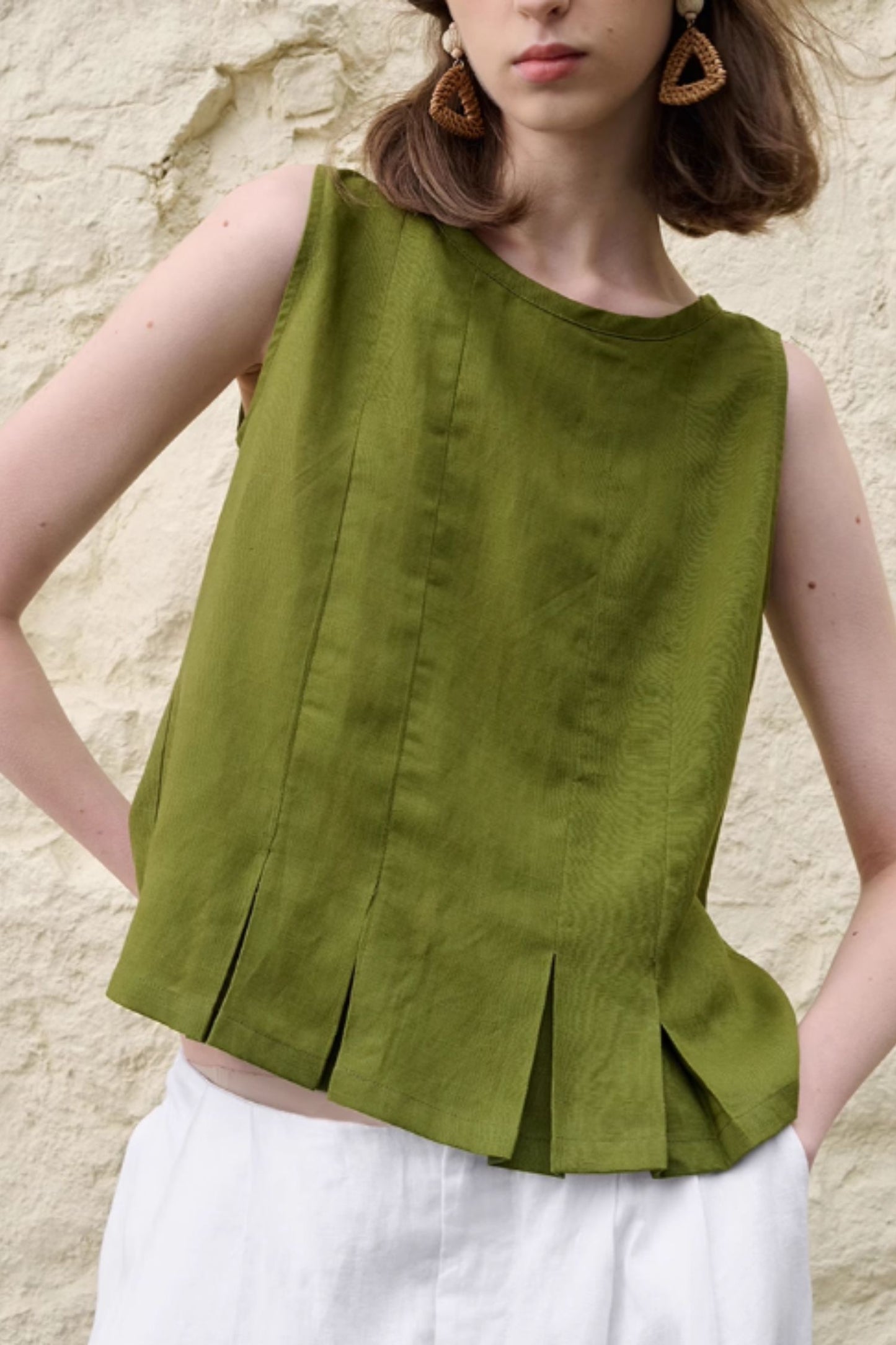 Loose fitting sleeveless summer linen blouse C5045