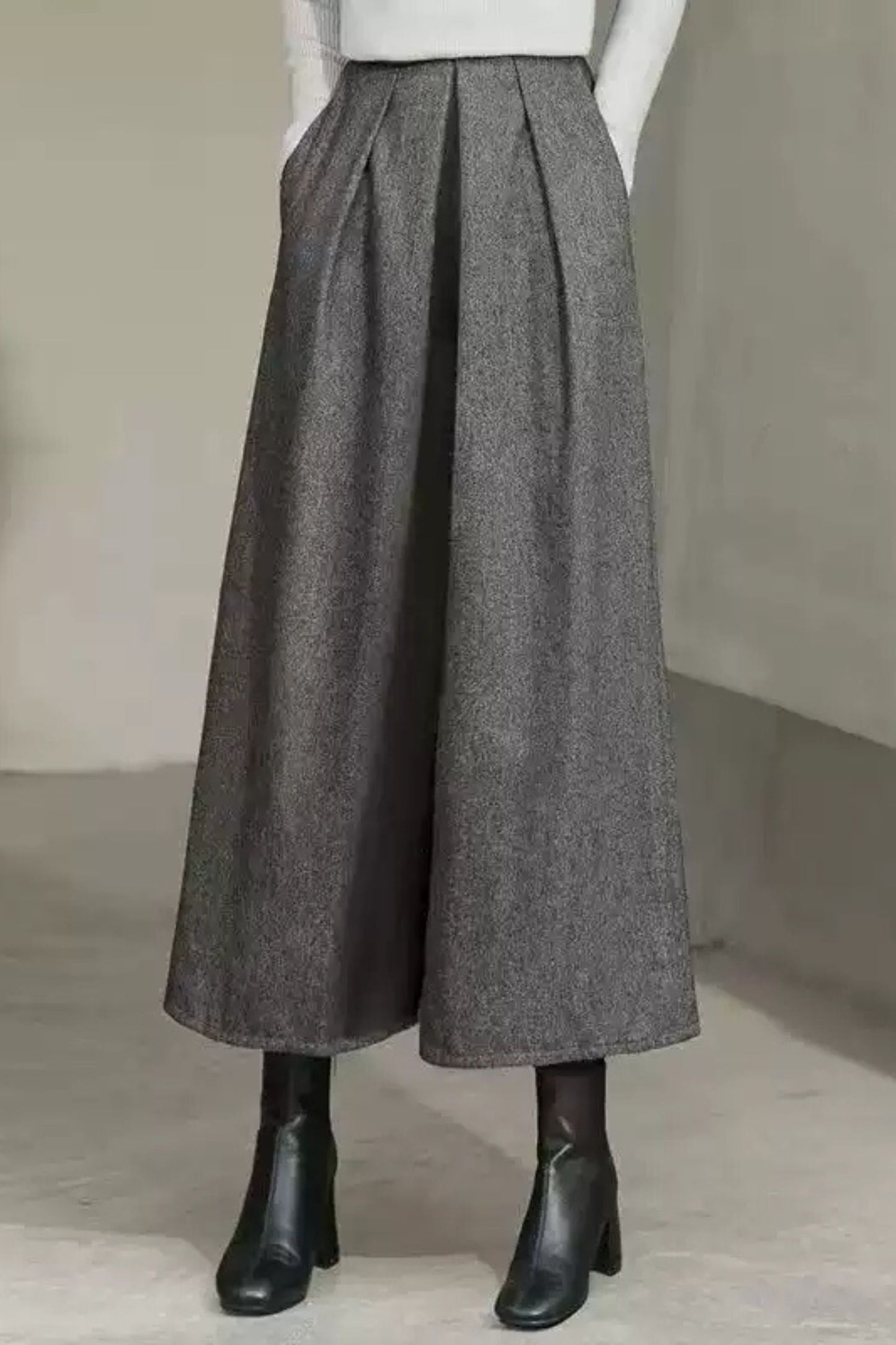 Loose fitting midi wool pants c5086