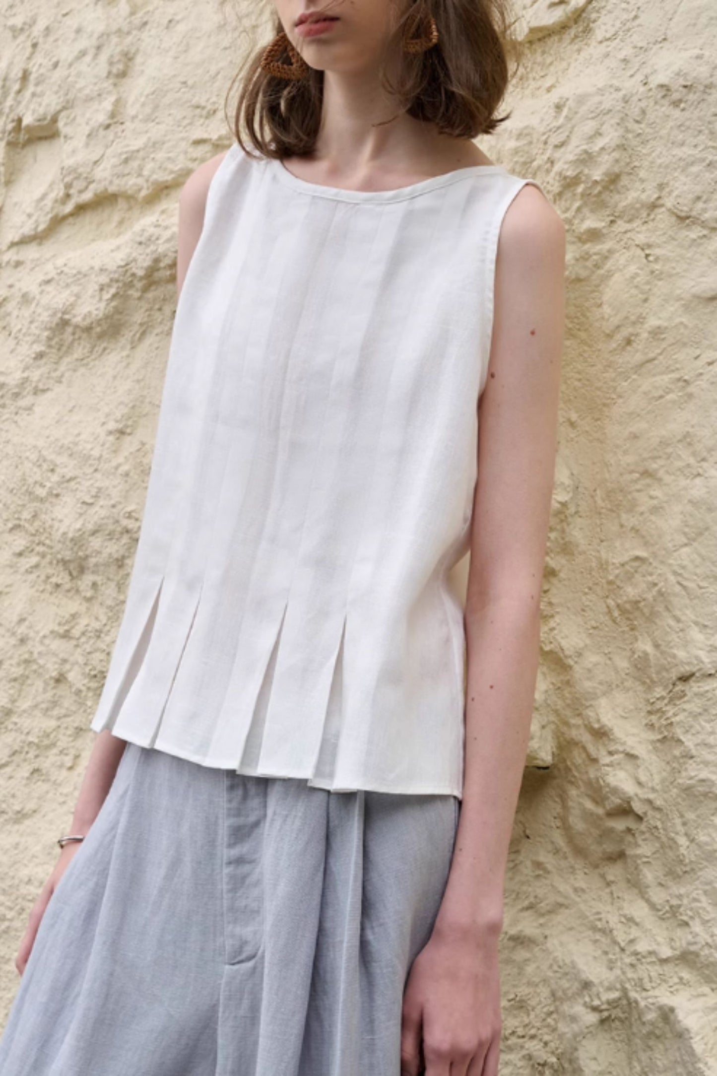 Loose fitting sleeveless summer linen blouse C5045