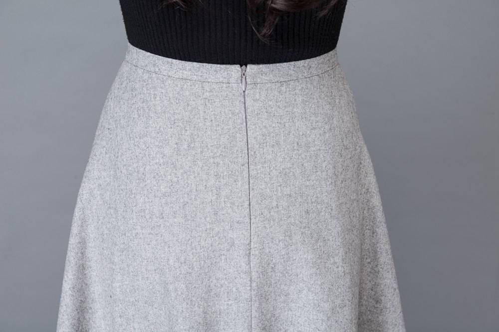 Pleated midi wool skirt in grey C1020