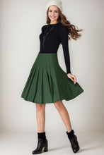 Load image into Gallery viewer, Midi pleated wool short skirt in green C4261
