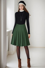 Load image into Gallery viewer, Midi pleated wool short skirt in green C4261
