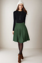 Load image into Gallery viewer, Midi pleated wool short skirt in green C4261
