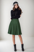 Load image into Gallery viewer, Midi pleated wool short skirt in green C4261
