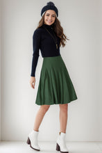 Load image into Gallery viewer, Midi pleated wool short skirt in green C4261
