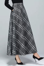 Load image into Gallery viewer, Autumn Gray Plaid Wool Skirt C3133
