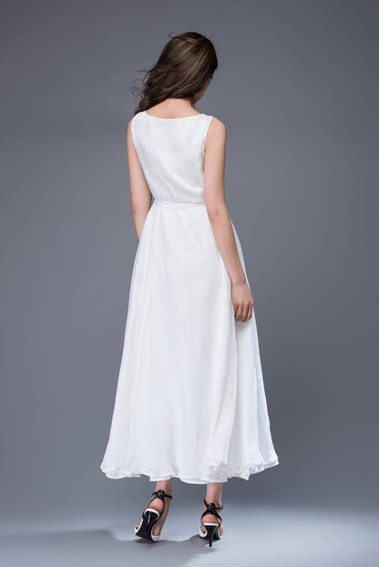 Sleeveless little white dress C879