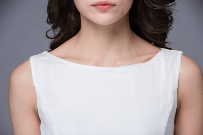Sleeveless little white dress C879